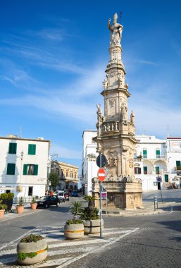 Ostuni, Puglia, İtalya'nın merkezi San Oronzo heykeli