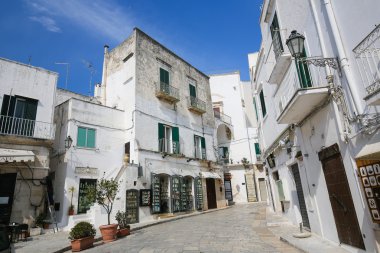 Ostuni, Puglia, İtalya bir sokakta beyaz evler