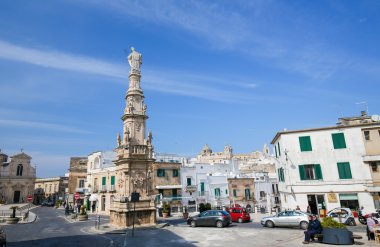 Ostuni, Puglia, İtalya'nın merkezi San Oronzo heykeli
