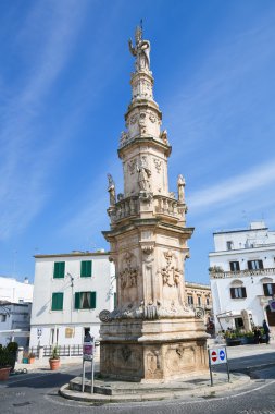 Ostuni, Puglia, İtalya'nın merkezi San Oronzo heykeli