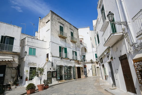 Casas blancas en una calle en Ostuni, Puglia, Italia —  Fotos de Stock