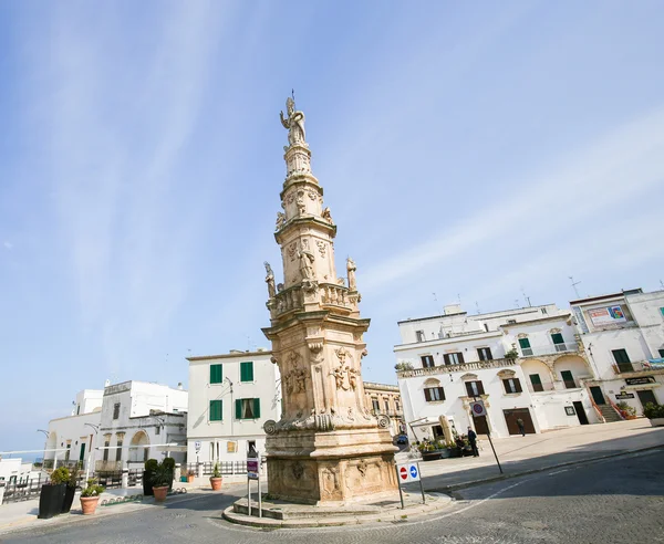 Ostuni, Puglia, İtalya'nın merkezi San Oronzo heykeli — Stok fotoğraf