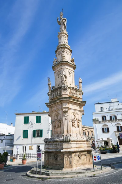 Ostuni, Puglia, Olaszország központjában San Oronzo szobra — Stock Fotó