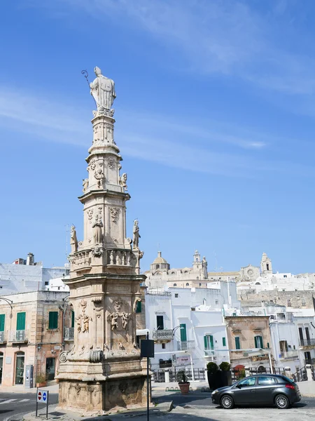 Socha San Oronzo v centru Ostuni, Puglia, Itálie — Stock fotografie