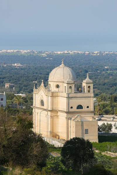 Igreja Velha perto do centro de Ostuni, Puglia, sul da Itália — Fotografia de Stock