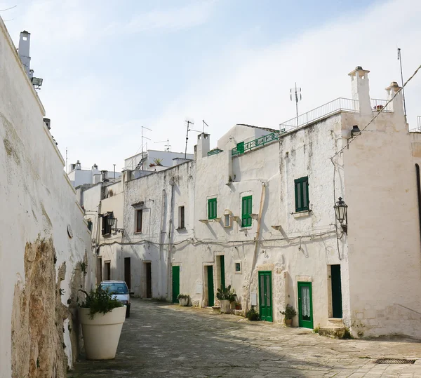 Casas blancas en la Ciudad Blanca Ostuni en Puglia, Sur de Italia —  Fotos de Stock