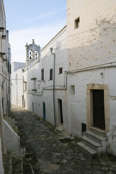 Úzké uličky v centru středověkého města Ostuni v Apulii — Stock fotografie
