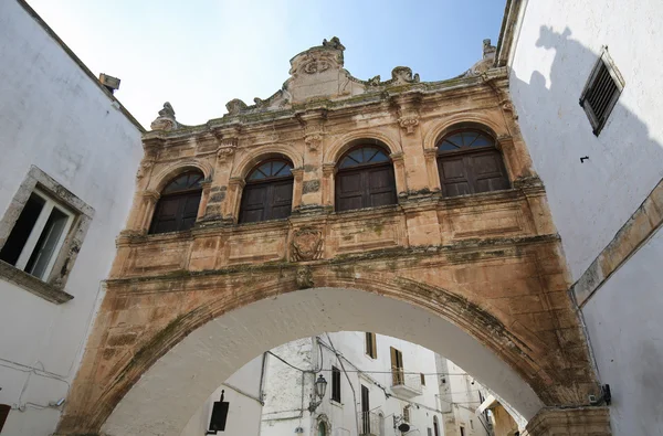 Arch-közel a Cathedral, Ostuni, Puglia, Olaszország — Stock Fotó