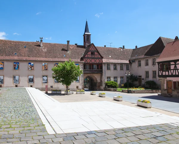 Plaza central en Rosheim, Alsacia, Francia — Foto de Stock