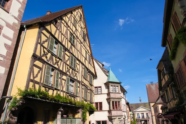 Casas de entramado de madera en Riquewihr, región de Alsacia, Francia —  Fotos de Stock