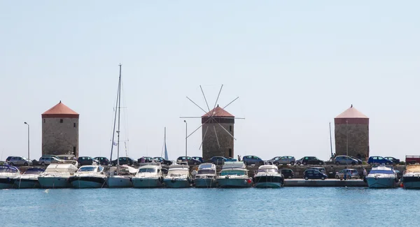 Moinhos de vento no porto de Rodes, Grécia — Fotografia de Stock