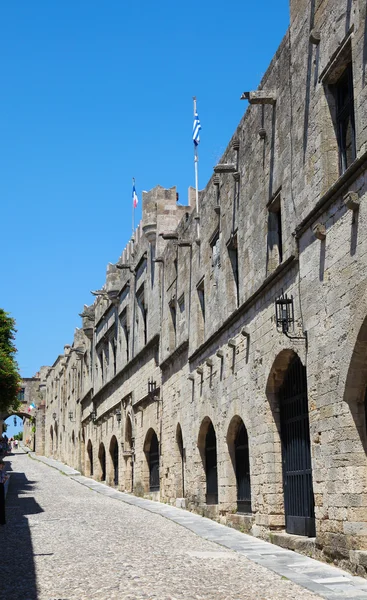 Avenyn med riddarna i staden av Rhodos, Grekland — Stockfoto