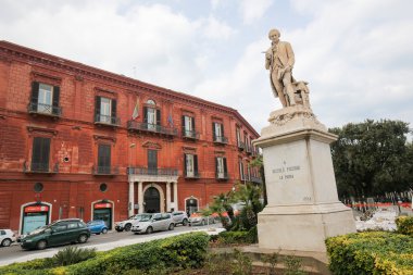 Niccolo Piccinni, Teatro Piccinni İtalya'nın Bari heykeli