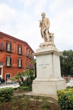 Niccolo Piccinni, Teatro Piccinni İtalya'nın Bari heykeli