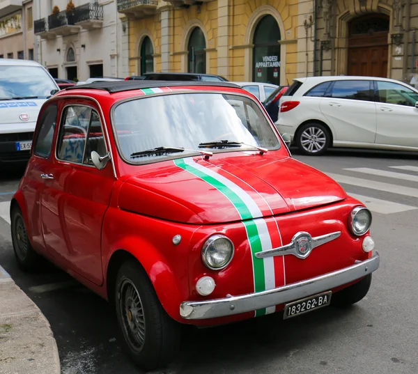 Fiat 500 en Bari, Italia — Foto de Stock