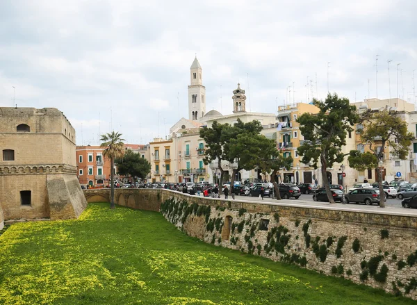 Centrum van Bari, Italië, met de toren van de kathedraal van de Bari — Stockfoto