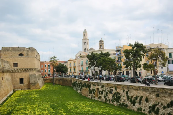 Centrum van Bari, Italië, met de toren van de kathedraal van de Bari — Stockfoto