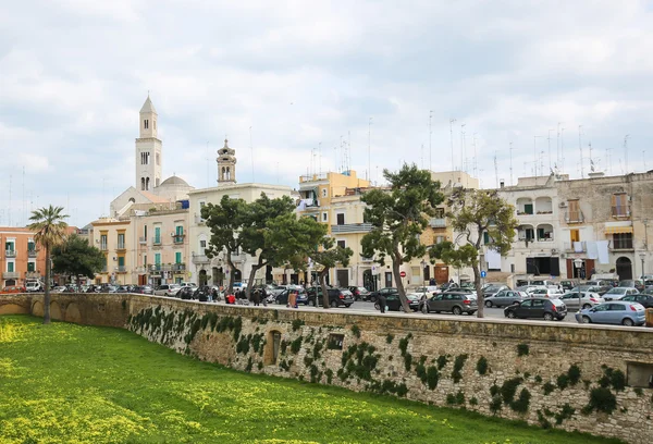 Centrum van Bari, Italië, met de toren van de kathedraal van de Bari — Stockfoto