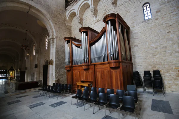 Orgeln i basilikan Saint Nicholas i Bari, Apulien, Italien — Stockfoto