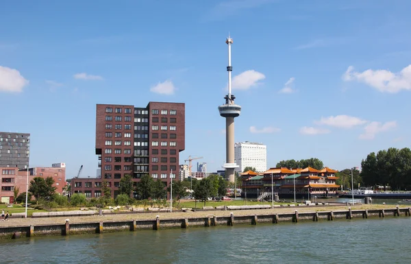 Euromastturm bei der nieuwe maas in rotterdam, Niederlande — Stockfoto