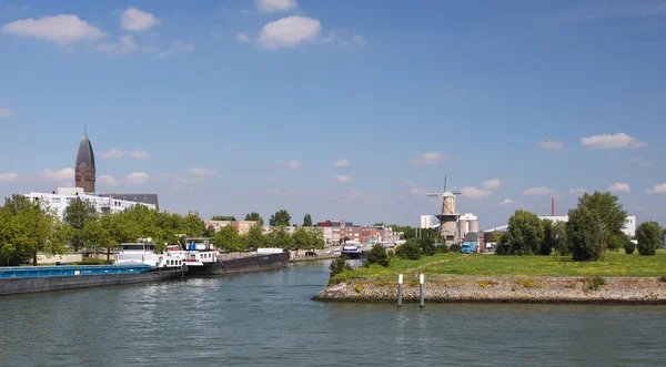 Mulino a vento e chiesa moderna nel centro di Rotterdam, The Nethe — Foto Stock