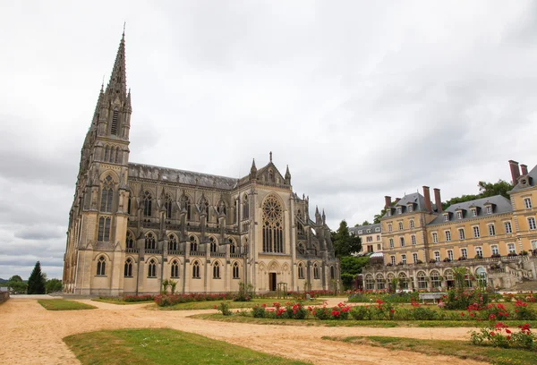 Notre Dame de Montligeon basilikan och rådhuset i La Chapelle M — Stockfoto