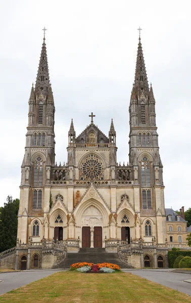 Bazylika Notre Dame de Montligeon w La Chapelle Montligeon w t — Zdjęcie stockowe