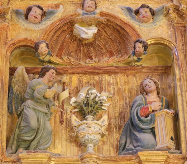 Annunciation veistos katedraalissa Burgos — kuvapankkivalokuva