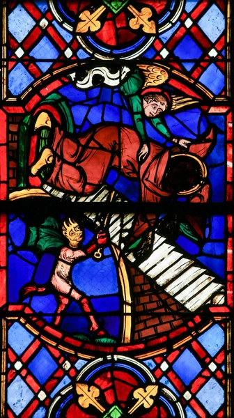 Målat glas i Tours katedral - gott och ont. — Stockfoto
