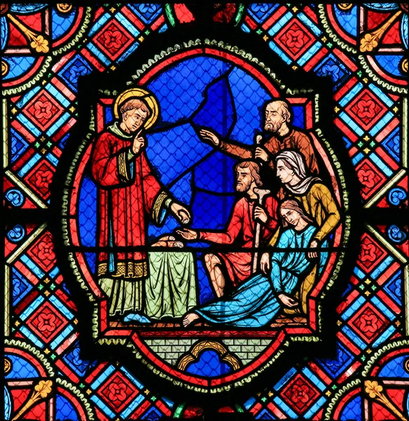 Liefdadigheid - gekleurd glas in de kathedraal van Tours — Stockfoto