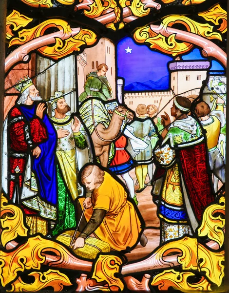 Пятнистое стекло с изображением трех королей в соборе Тур — стоковое фото