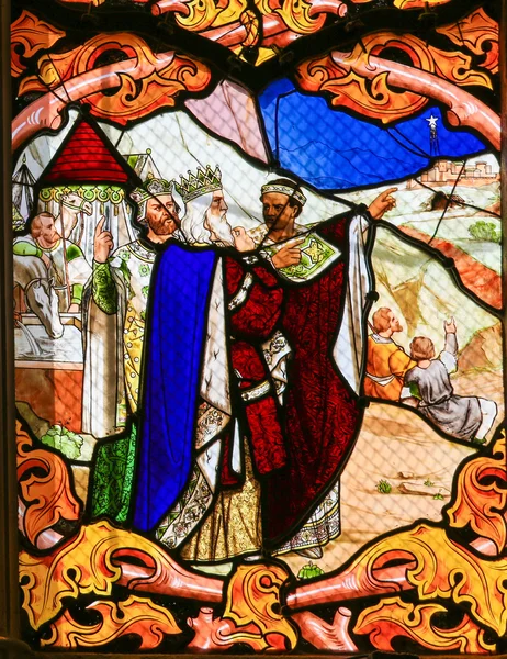 Пятнистое стекло с изображением трех королей в соборе Тур — стоковое фото