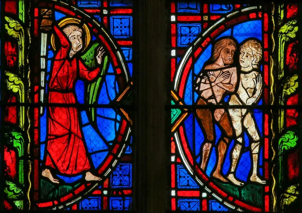 Adam en Eva - gekleurd glas in de kathedraal van Tours — Stockfoto