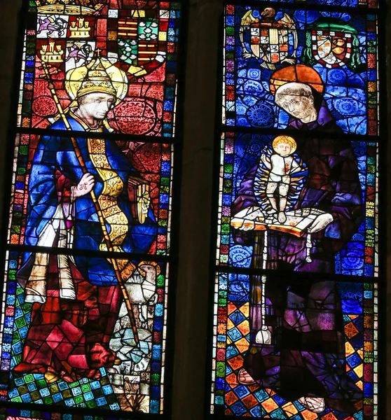 Barevné sklo Svatý Klement a Saint Anthony v katedrále — Stock fotografie