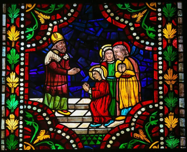 Farvede glas af den hellige Jomfru Maria i katedralen af Leo - Stock-foto