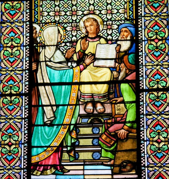 Vetro colorato del ritrovamento di Gesù nel tempio di Gerusalemme — Foto Stock