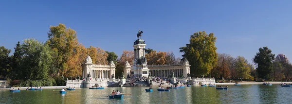 De Buen Retiro Park in Madrid, Spanje — Stockfoto