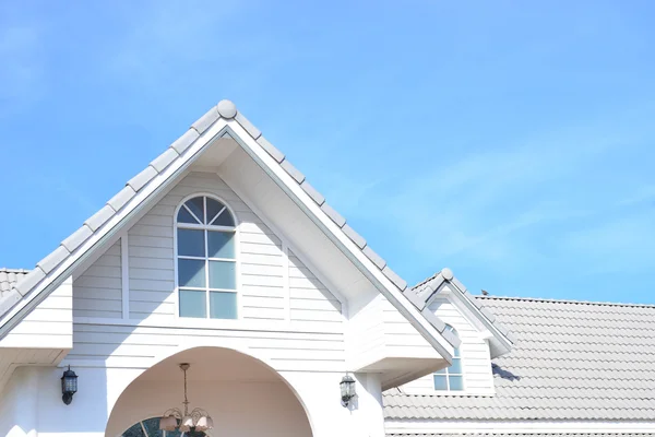 Roof and blue sky — Stock Photo, Image