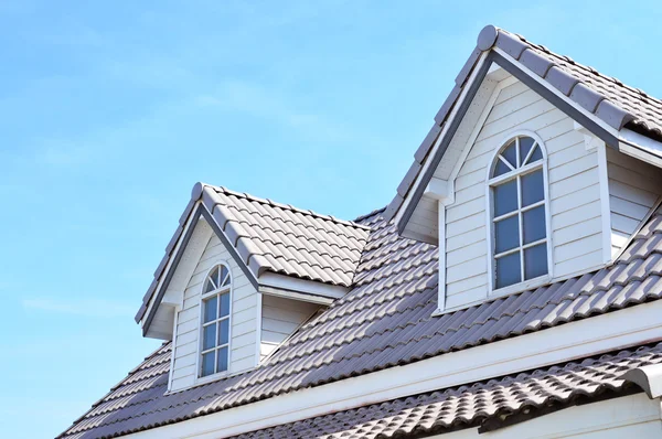 Roof and blue sky — Stock Photo, Image