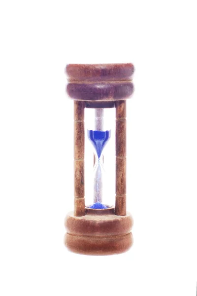 Aşağı akan bir mavi kum ile ahşap kum saati — Stok fotoğraf