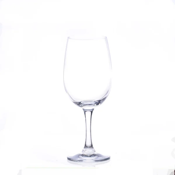 Copo de vinho vazio isolado em um fundo branco — Fotografia de Stock