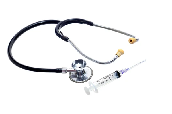 Medische apparatuur: stimulatiedosis van de stethoscoop en injectiespuit op witte achtergrond — Stockfoto