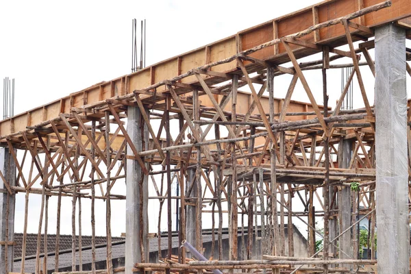 Site de construction avec échafaudage contre ciel bleu clair — Photo