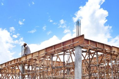 İskele açık mavi gökyüzü ile inşaat alanı