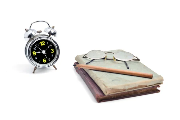 Çalar saat ve beyaz arka plan üzerinde izole kitap — Stok fotoğraf