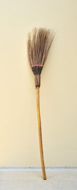 Sarı duvar süpürgeler