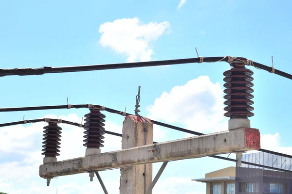 Elektrik kabloları ve telleri mavi gökyüzü ile — Stok fotoğraf