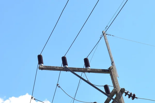 Elektrik kabloları ve telleri mavi gökyüzü ile — Stok fotoğraf