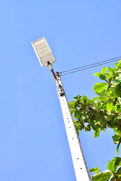 Elektrische masten en draden met blauwe lucht — Stockfoto