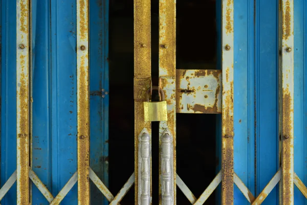 La vecchia porta in acciaio Rusty — Foto Stock